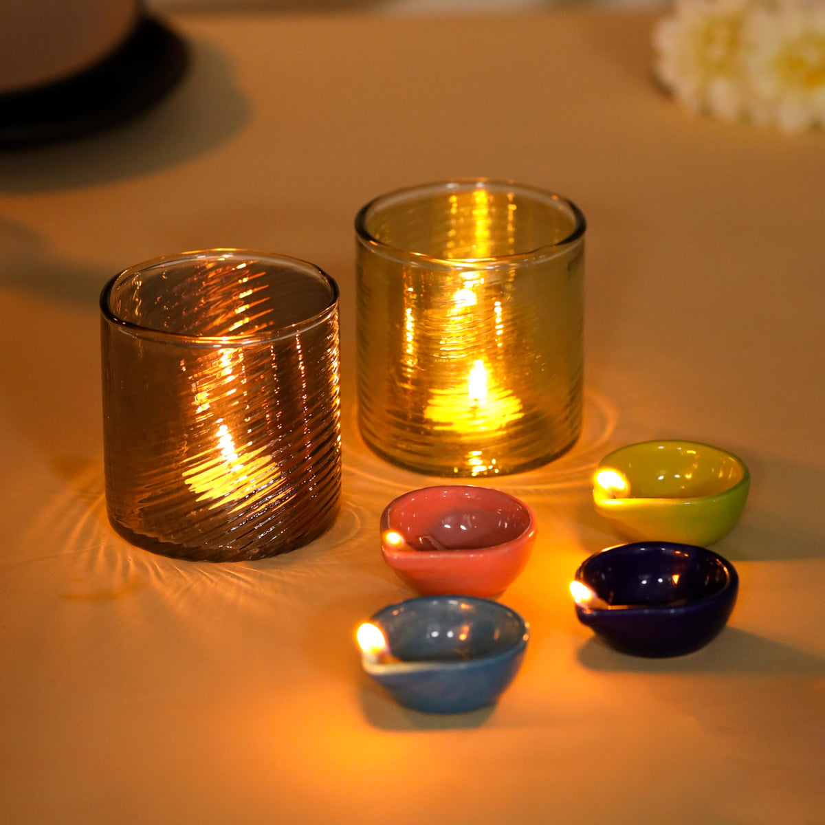 Gleevers Diwali Gift Pack |Diwali Gift Pack of 2 with 2 Glass Tea Light Holder & 4 Ceramic Diya for Diwali (Assorted) | Diwali Gifts for Family and Friends/Employees, Home Decor Items for Living Room